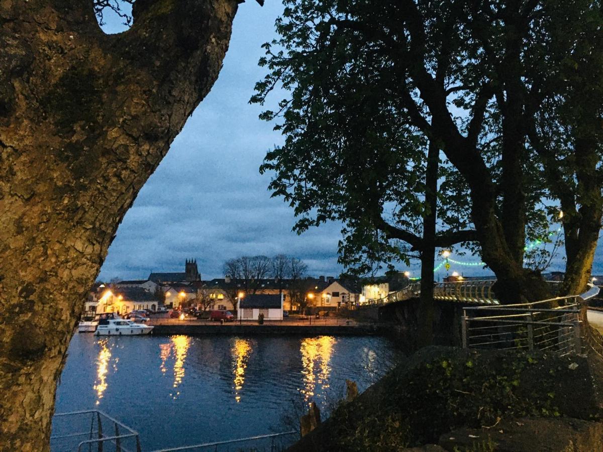 A Room In Central Park Apts Carrick-on-Shannon Экстерьер фото